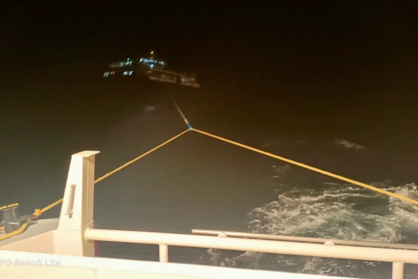 Fethiye açıklarında arızalanan ve kurtarılan tekne