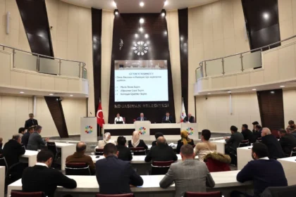 Kocasinan Belediye Başkanı Ahmet Çolakbayrakdar, belediye meclisinde kentsel dönüşüm projelerini anlattı.