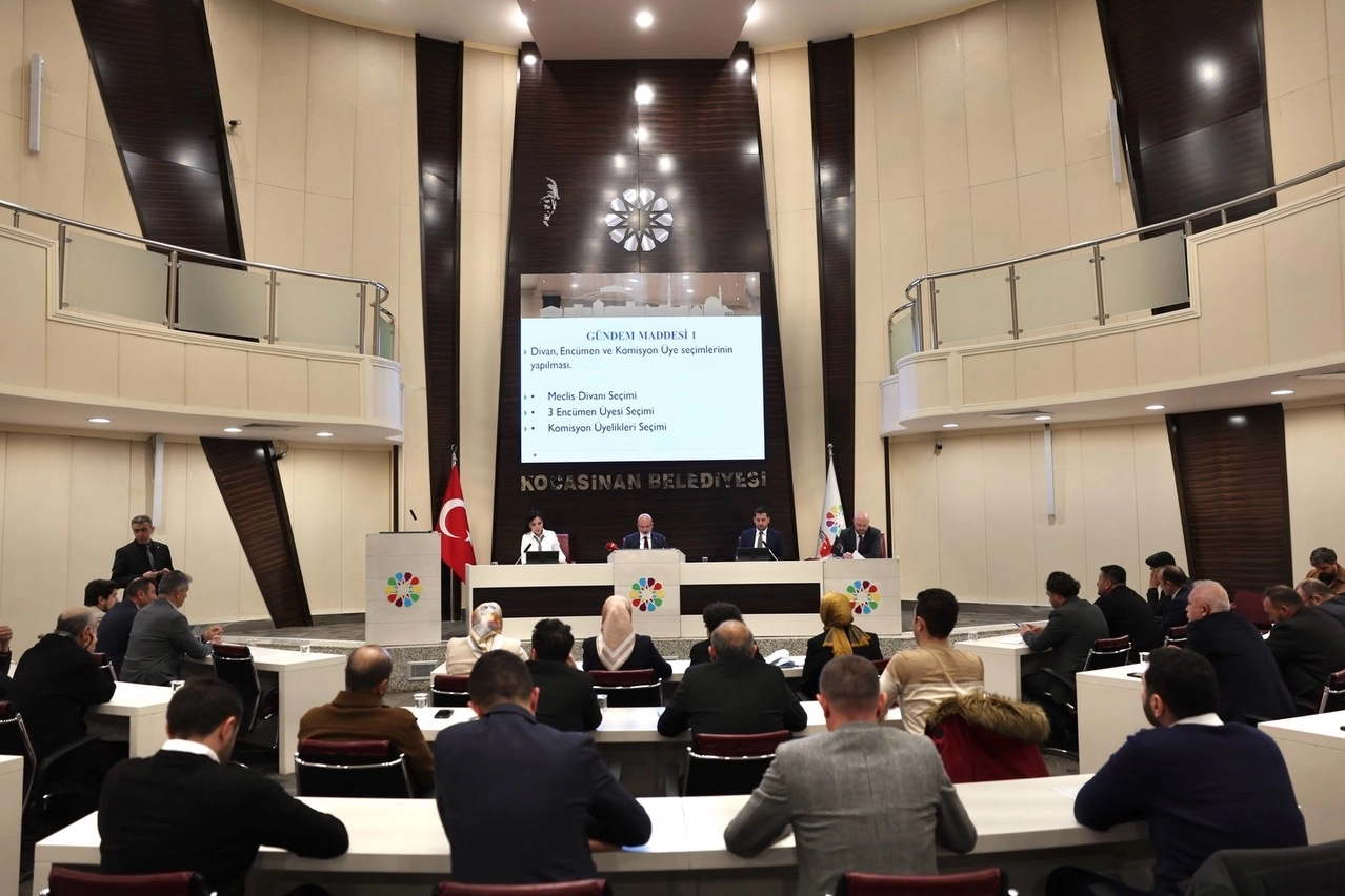 Kocasinan Belediye Başkanı Ahmet Çolakbayrakdar, belediye meclisinde kentsel dönüşüm projelerini anlattı.