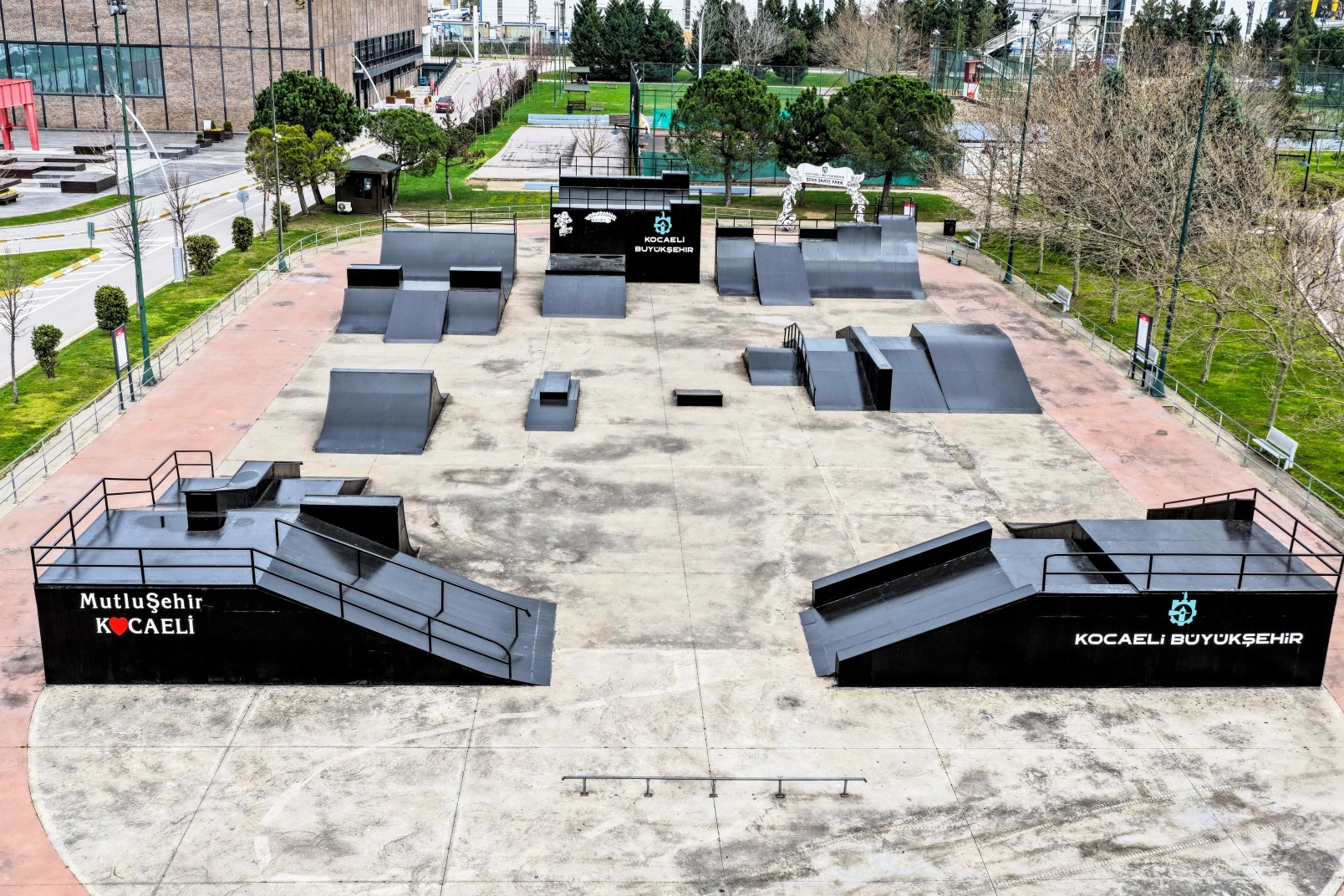 Kocaeli Sekapark'taki yenilenen Skate Park'ta spor yapan gençler