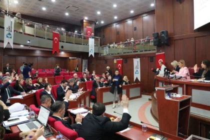 İzmit Belediyesi Meclis Toplantısı'nda görev dağılımı yapıldı