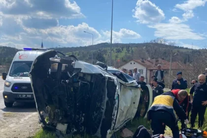 Bilecik Pazaryeri'nde meydana gelen trafik kazası sonrası yaralıların olduğu ve aracın devrildiği anı gösteren kapak fotoğrafı