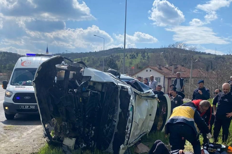 Bilecik Pazaryeri'nde meydana gelen trafik kazası sonrası yaralıların olduğu ve aracın devrildiği anı gösteren kapak fotoğrafı