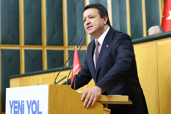 Saadet Partisi Genel Başkanı Mahmut Arıkan'ın TBMM'de konuştuğu anı gösteren görsel.