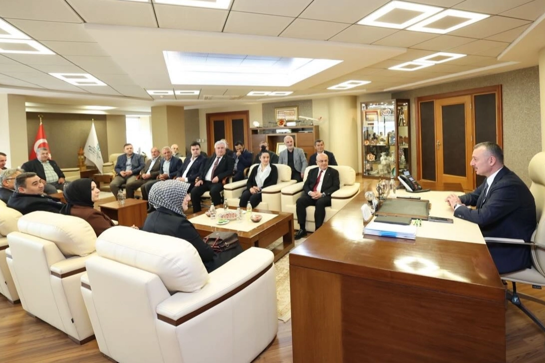 AK Parti Kandıra İlçe Başkanı Sertan Kulaç ve yönetimi, Kocaeli Büyükşehir Belediye Başkanı Tahir Büyükakın'ı ziyaret etti.