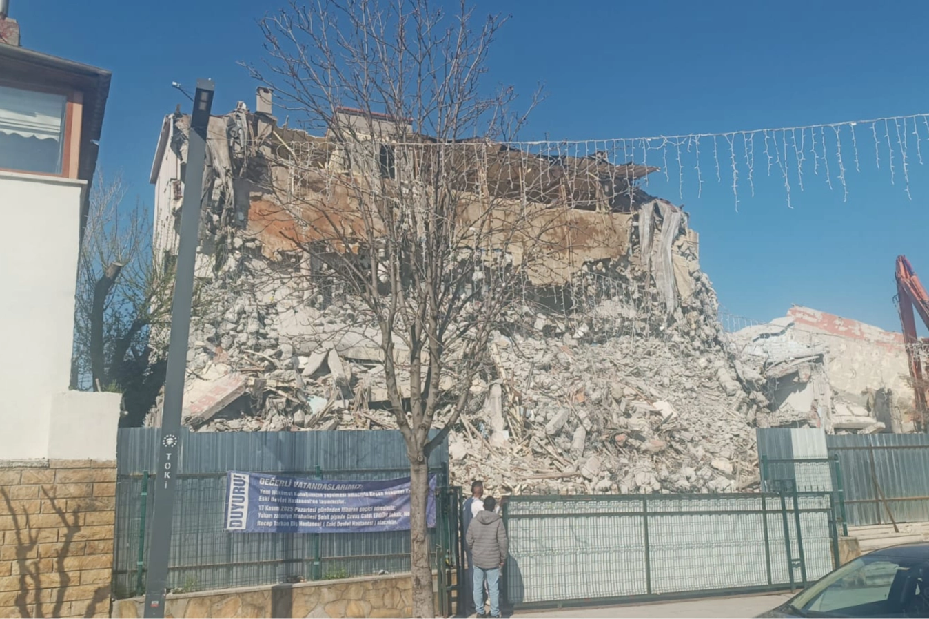 Keşan İlçe Emniyet Müdürlüğü binasının yıkım çalışmaları sırasında yaşanan krizi gösteren görsel