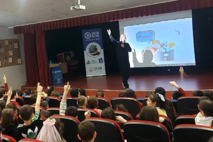 Gölcük'te Turgut Özal İlkokulu öğrencileri sıfır atık eğitimi alırken