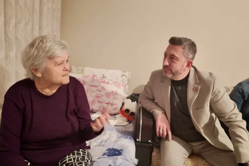 AK Parti Bozüyük İlçe Başkanı Ersin Çam ve teşkilat üyeleri vatandaşları evlerinde ziyaret ediyor.