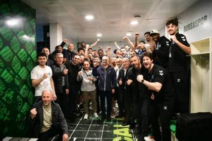 Çayırova Belediyesi basketbol takımı oyuncuları maç sonrası sevinirken