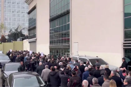 Bursa Büyükşehir Belediyesi önündeki gerginlik ve polis müdahalesi