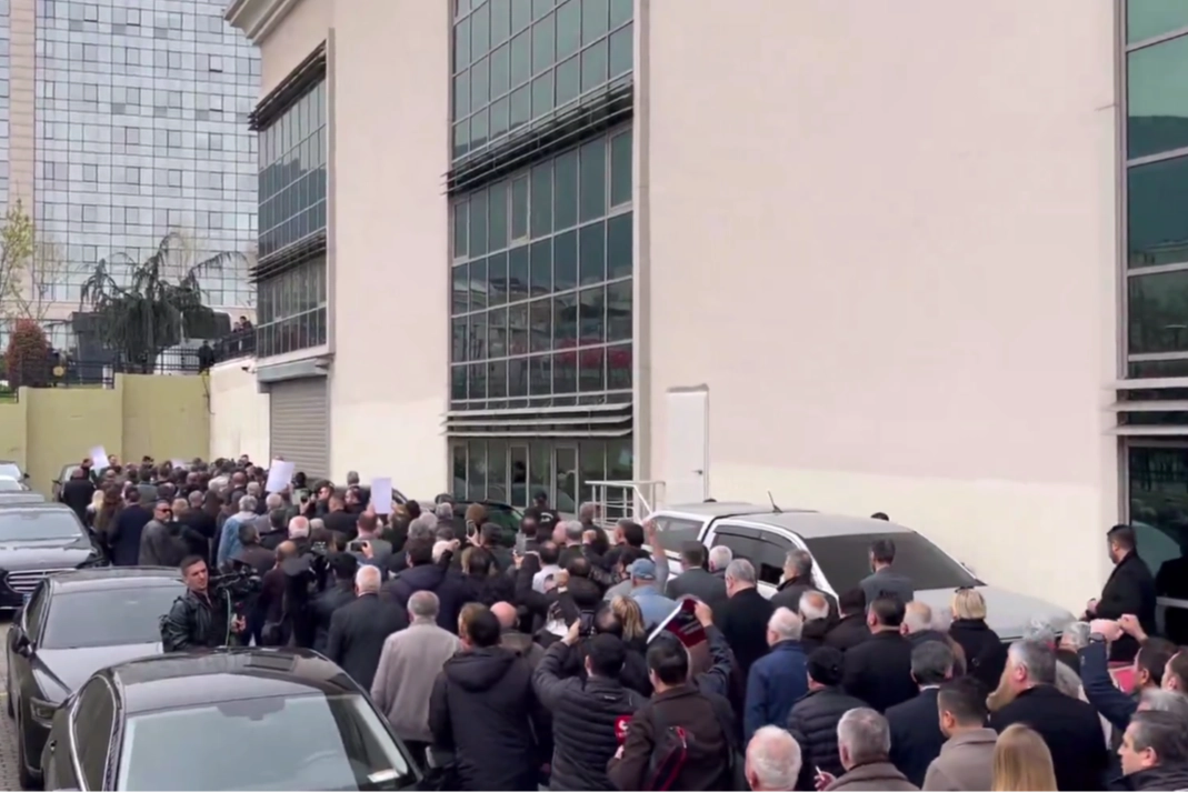 Bursa Büyükşehir Belediyesi önündeki gerginlik ve polis müdahalesi