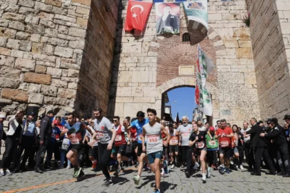 Bursa'da 18. Uluslararası Osmangazi Tarihi Kent Koşusu'na katılan sporcular ve tarihi surlar