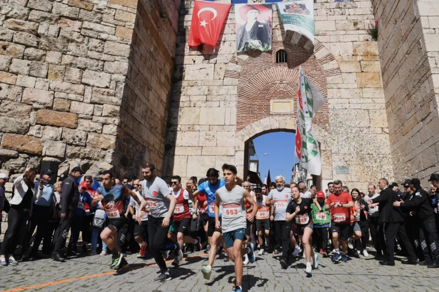 Bursa'da 18. Uluslararası Osmangazi Tarihi Kent Koşusu'na katılan sporcular ve tarihi surlar