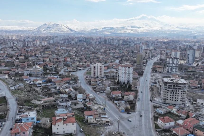 Kayseri Kocasinan Belediye Başkanı Ahmet Çolakbayrakdar, Argıncık Kentsel Dönüşüm Projesi hakkında açıklama yapıyor.
