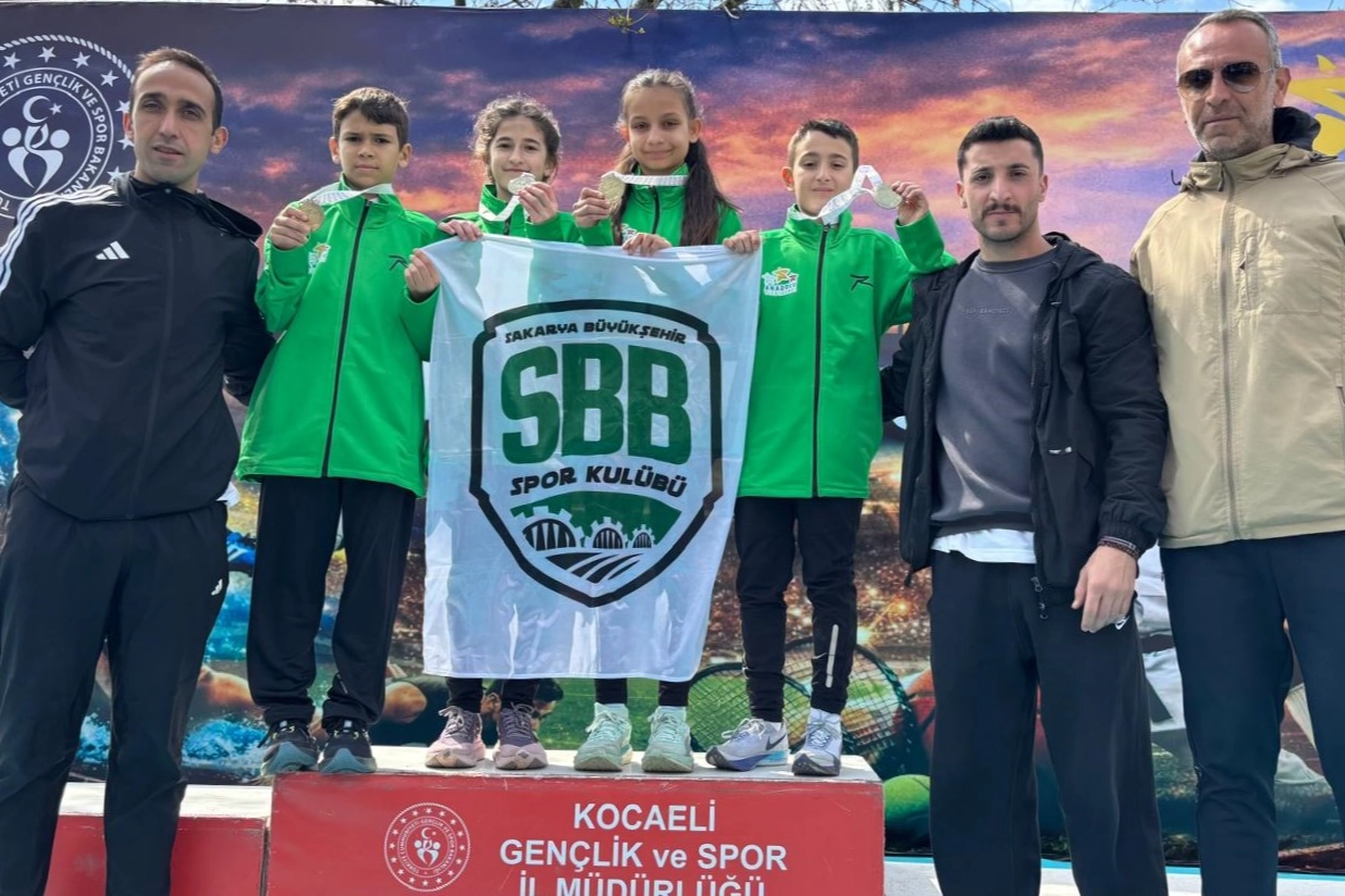 Sakarya Büyükşehir Belediyesi atletizm takımı madalya töreninde