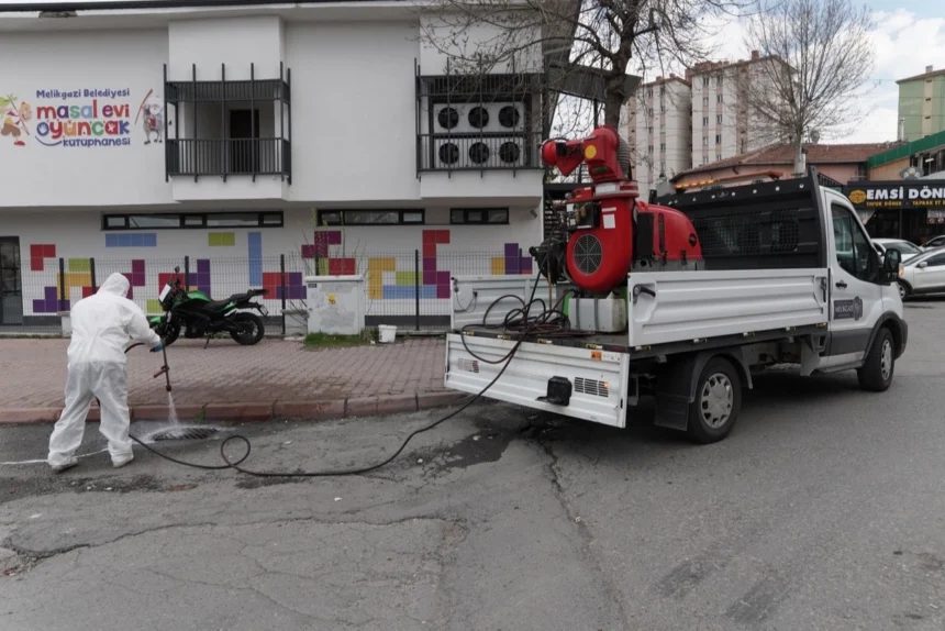 Melikgazi Belediyesi ekipleri park ve rögarlarda haşere ilaçlaması yapıyor