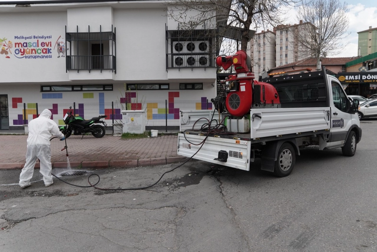 Melikgazi Belediyesi ekipleri park ve rögarlarda haşere ilaçlaması yapıyor