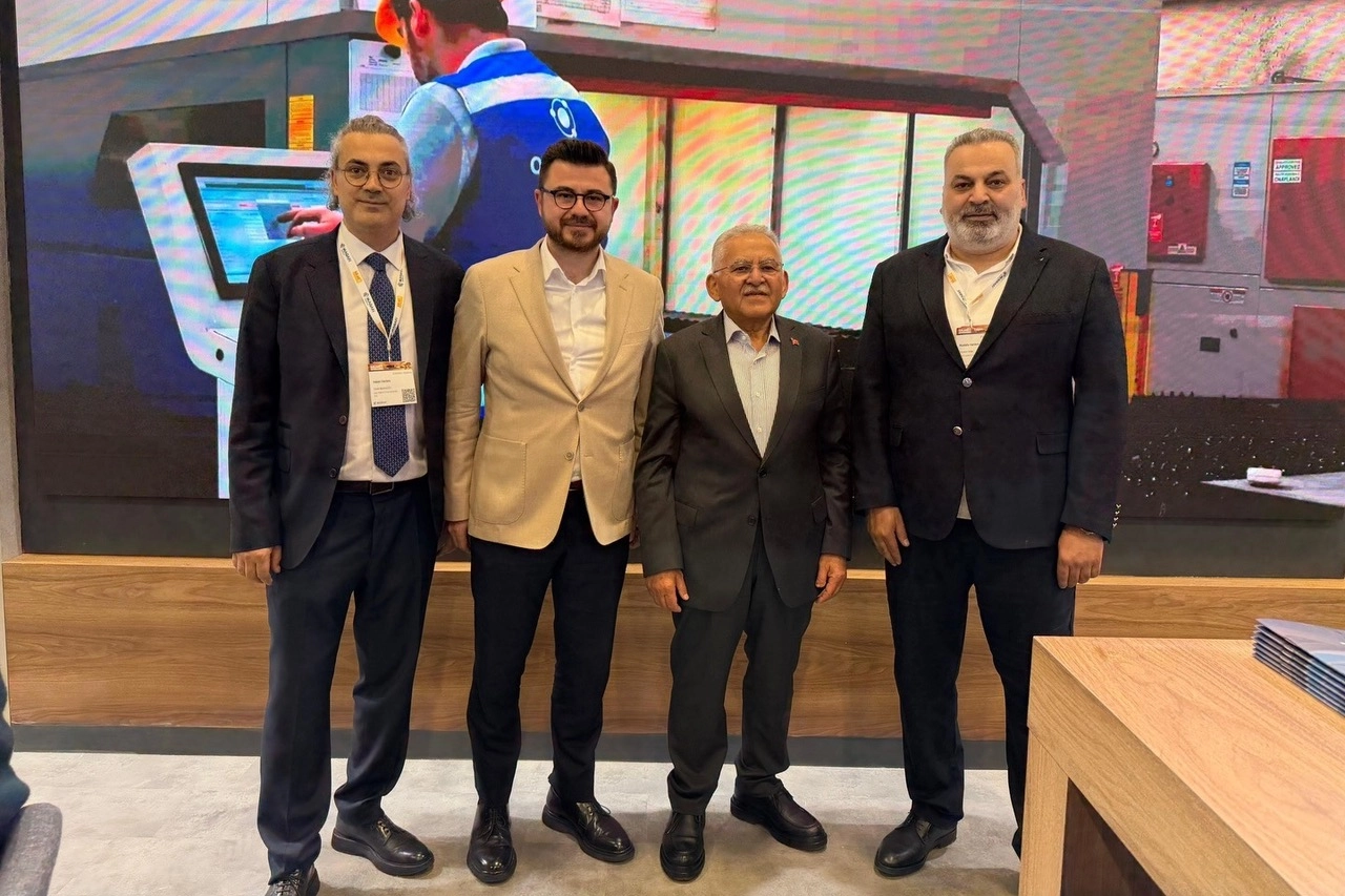 Kayseri Büyükşehir Belediye Başkanı Memduh Büyükkılıç, Solarex İstanbul Fuarı'nda yenilenebilir enerji yatırımlarını değerlendiriyor.