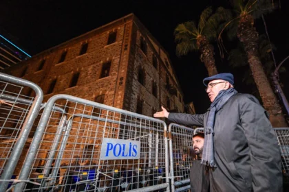 CHP'li Mahmut Tanal'ın İzmir Meslek Fabrikası önündeki polis barikatlarının plastik kelepçelerini kesmesi