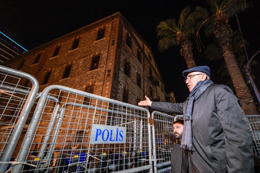 CHP'li Mahmut Tanal'ın İzmir Meslek Fabrikası önündeki polis barikatlarının plastik kelepçelerini kesmesi