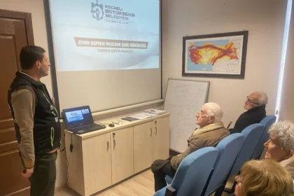 Kocaeli'de 65 yaş üstü vatandaşlara yönelik simülasyonlu deprem eğitimi düzenlendi