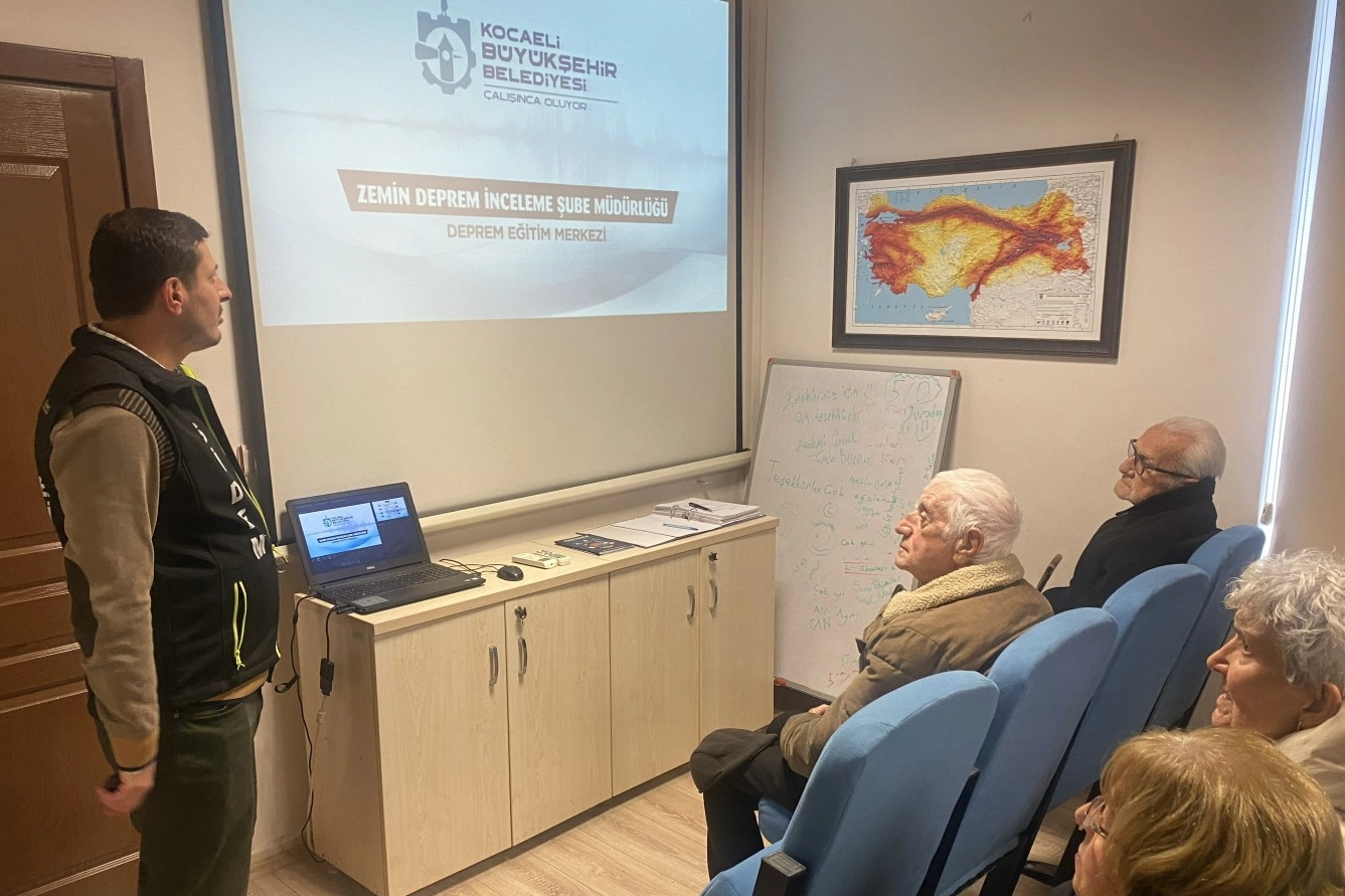 Kocaeli'de 65 yaş üstü vatandaşlara yönelik simülasyonlu deprem eğitimi düzenlendi