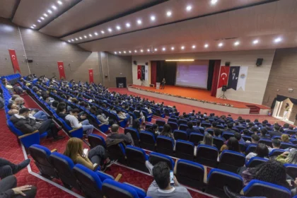 Mersin'de üniversite adaylarına yönelik düzenlenen meslek tanıtım semineri