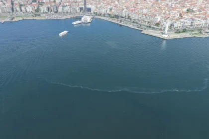 İzmir Körfezi'nde dış kaynaklı kirlilik tespit edildiği anı gösteren kapak görseli.