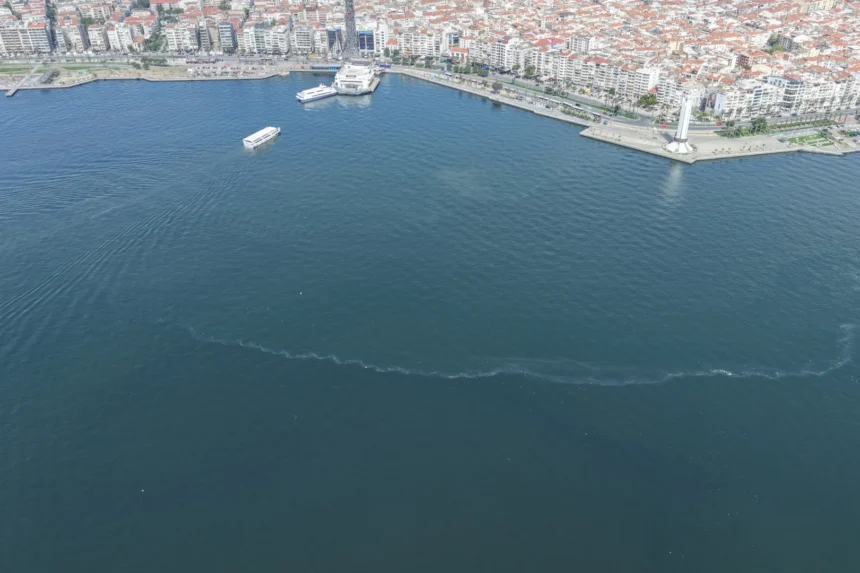 İzmir Körfezi'nde dış kaynaklı kirlilik tespit edildiği anı gösteren kapak görseli.