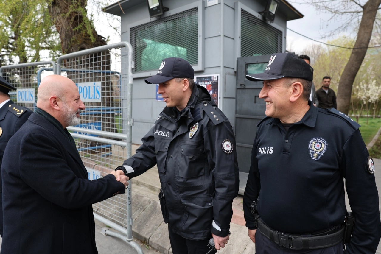 Kocasinan Belediye Başkanı Ahmet Çolakbayrakdar, Polis Haftası kapsamında polislere Türk kahvesi hediye ederken