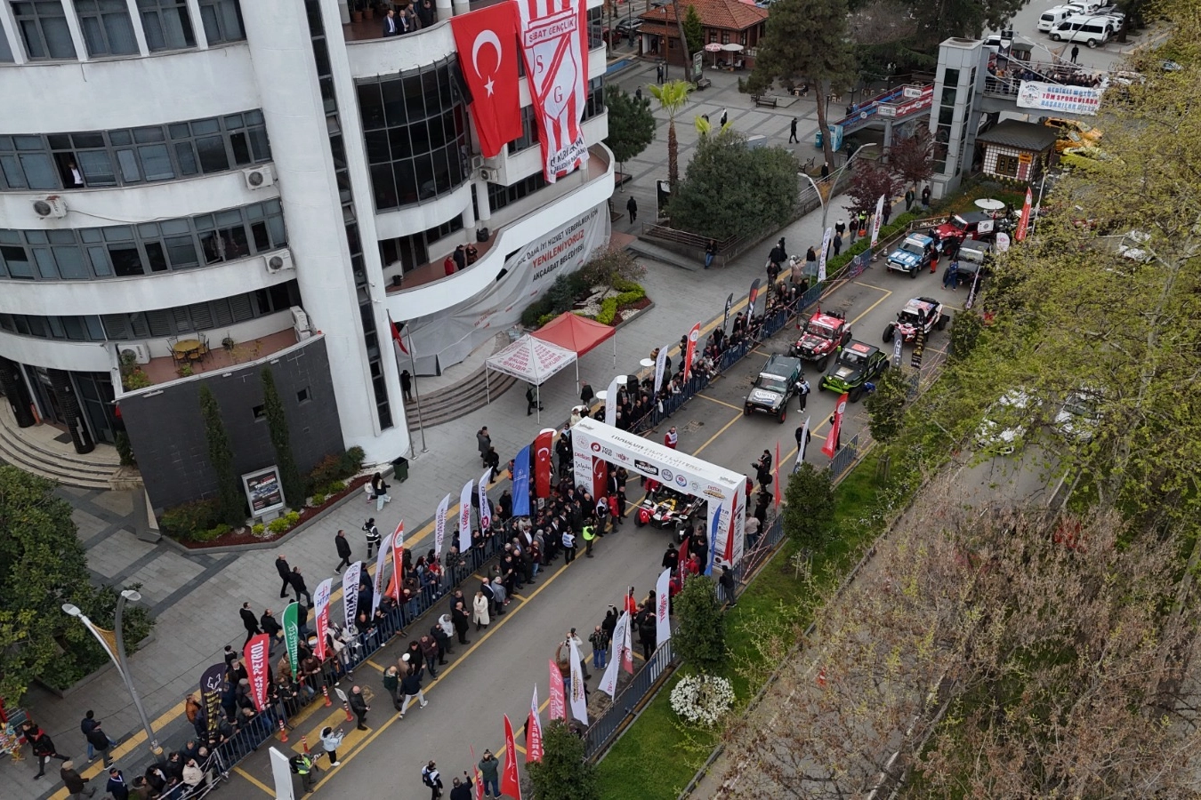 Trabzon'da düzenlenen Türkiye Off-Road Şampiyonası'nın ilk ayağına katılan sporcular ve araçlar