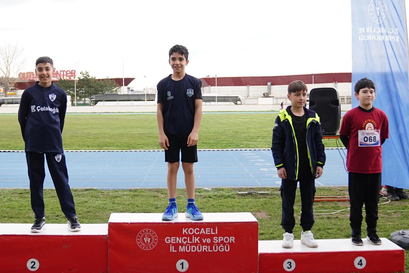Çayırova Belediyesi sporcuları atletizm yarışmasında kazandıkları altın ve gümüş madalyalarla objektiflere poz veriyor.