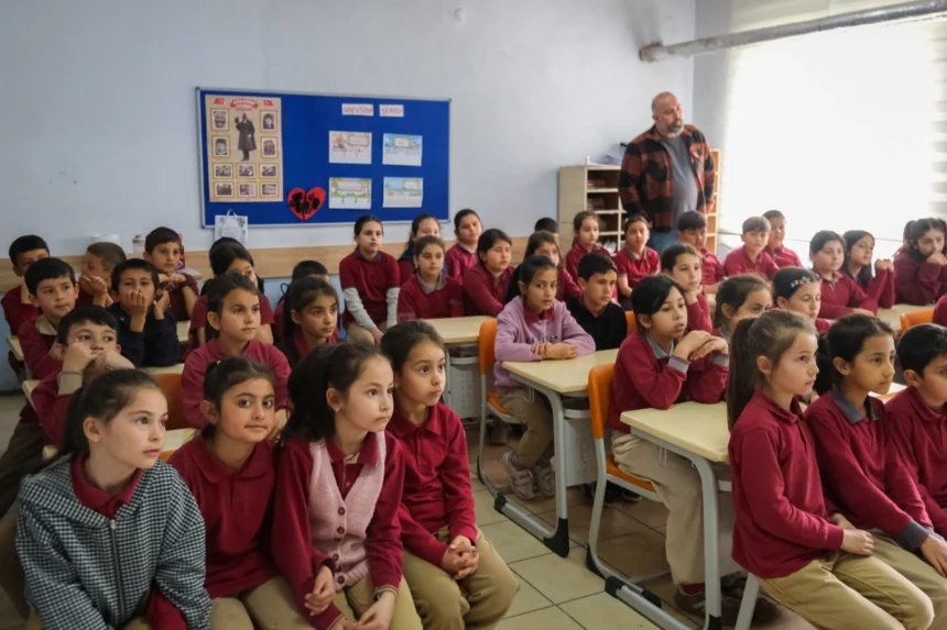 Sakarya'da Su Müfettişi projesi kapsamında öğrencilere suyun değeri anlatılıyor.