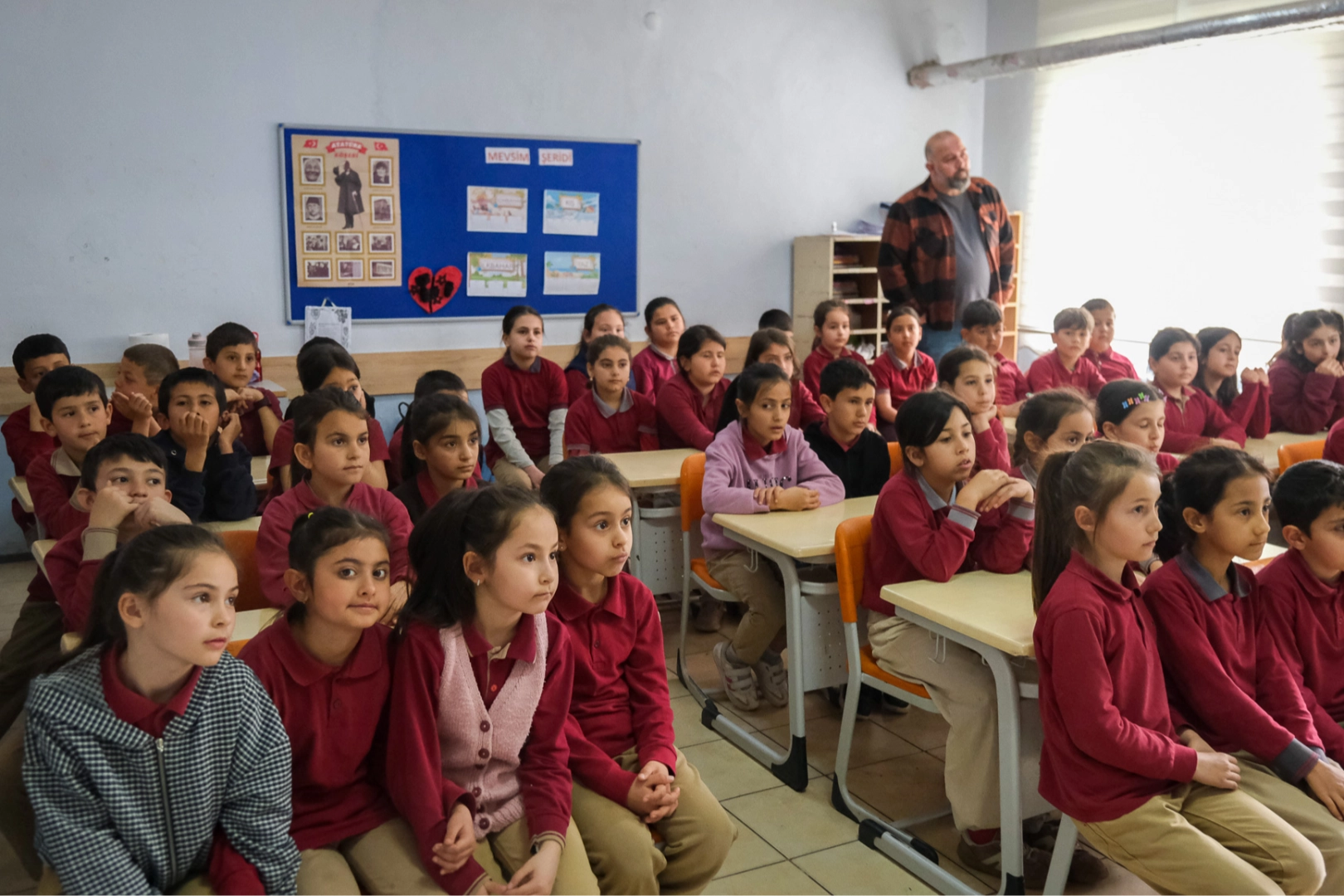 Sakarya'da Su Müfettişi projesi kapsamında öğrencilere suyun değeri anlatılıyor.