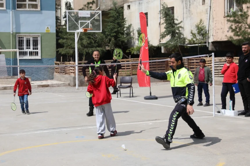 Mardin Yeşilli'de Polis Haftası kapsamında düzenlenen badminton buluşması etkinliğinden genel görünüm