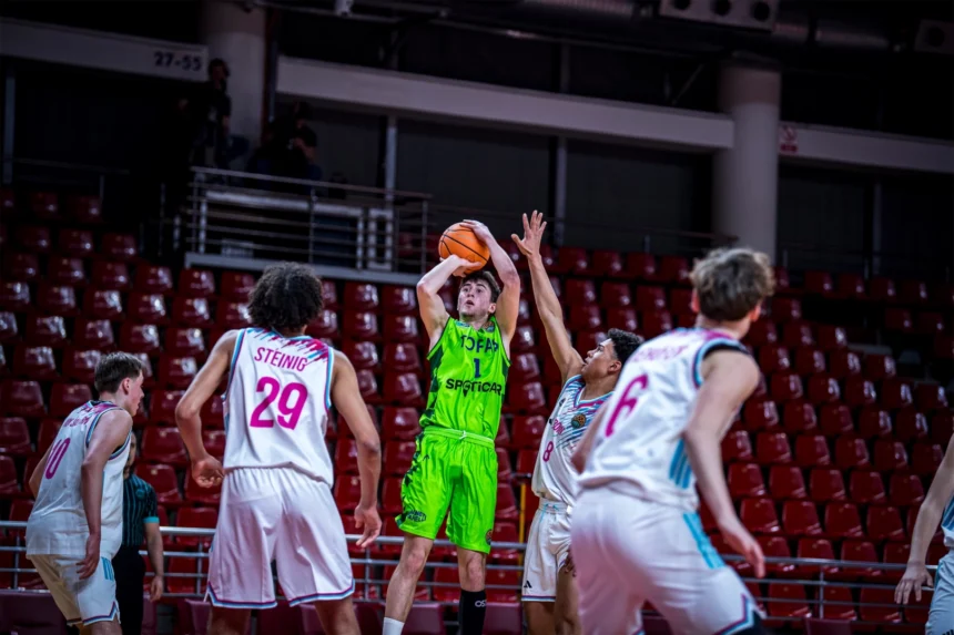 Tofaş U18 Genç Takımı basketbol oyuncuları sahada mücadele ederken
