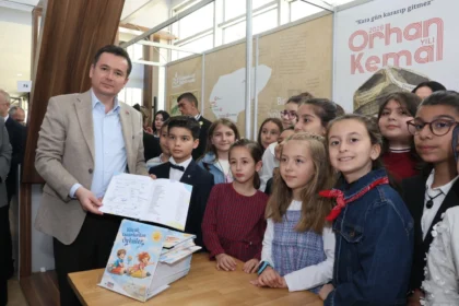 Osmangazi Belediye Başkanı Erkan Aydın, Bursa Kitap Fuarı'nda çocuk yazarlarla sohbet ediyor.