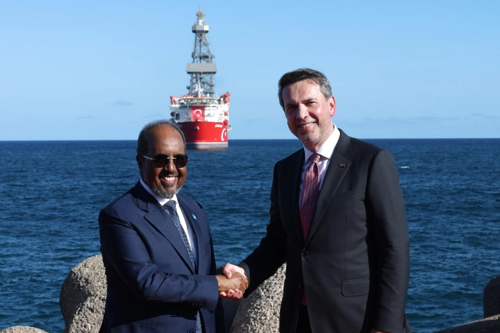 Çağrı Bey sondaj gemisi, Somali açıklarında petrol arama faaliyeti yürütüyor.