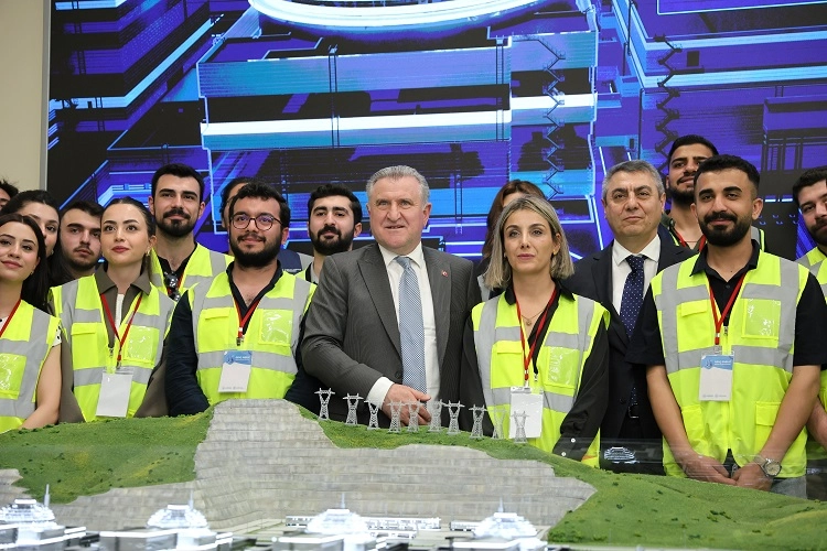 Gençlik ve Spor Bakanı Osman Aşkın Bak, Akkuyu Nükleer Güç Santrali sahasını ziyaret ederek öğrencilerle bir araya geldi.