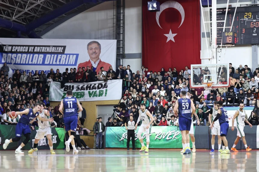 Sakarya Büyükşehir Belediyesi Basketbol Takımı ve Kütahya Belediyesi oyuncuları basketbol maçında mücadele ederken