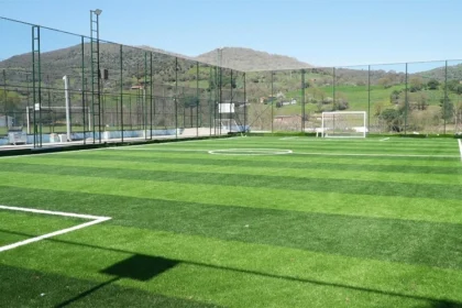 Balıkesir Büyükşehir Belediye Başkanı Ahmet Akın'ın talimatıyla yenilenen spor sahası
