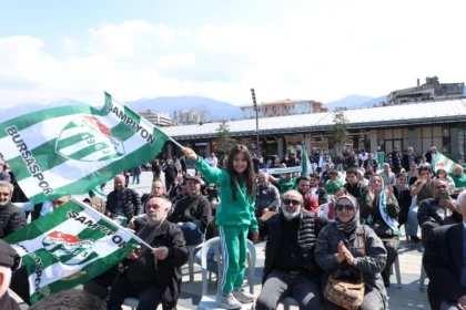 Bursaspor taraftarları Osmangazi Meydanı'nda dev ekrandan maçı coşkuyla izliyor.