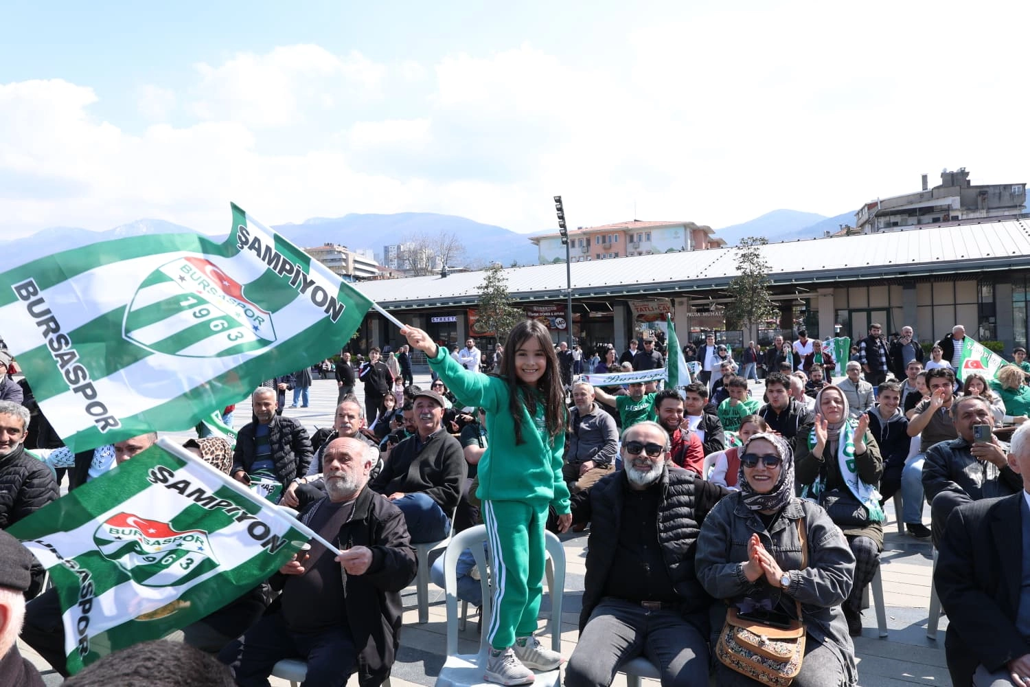 Bursaspor taraftarları Osmangazi Meydanı'nda dev ekrandan maçı coşkuyla izliyor.