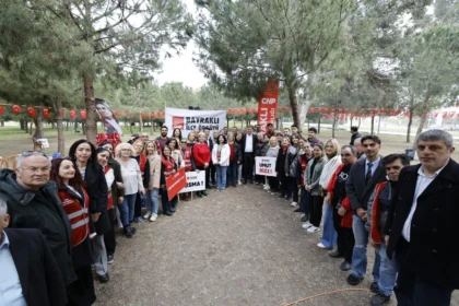 Atatürkçü Düşünce Derneği (ADD) Genel Başkanı Hüsnü Bozkurt ve İzmir Büyükşehir Belediye Başkanı Cemil Tugay, Meslek Fabrikası önündeki nöbette.