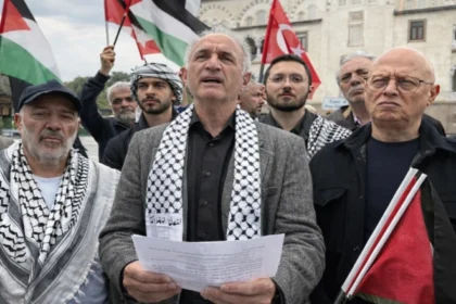 İzmir'de Sivil Toplum Kuruluşları tarafından Filistin'e destek amacıyla düzenlenen araç konvoyu.