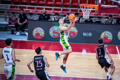 TOFAŞ U18 Genç Takımı oyuncuları sahada mücadele ederken