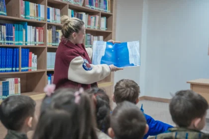 Keçiören'de minik öğrenciler kütüphanede kitapları inceliyor