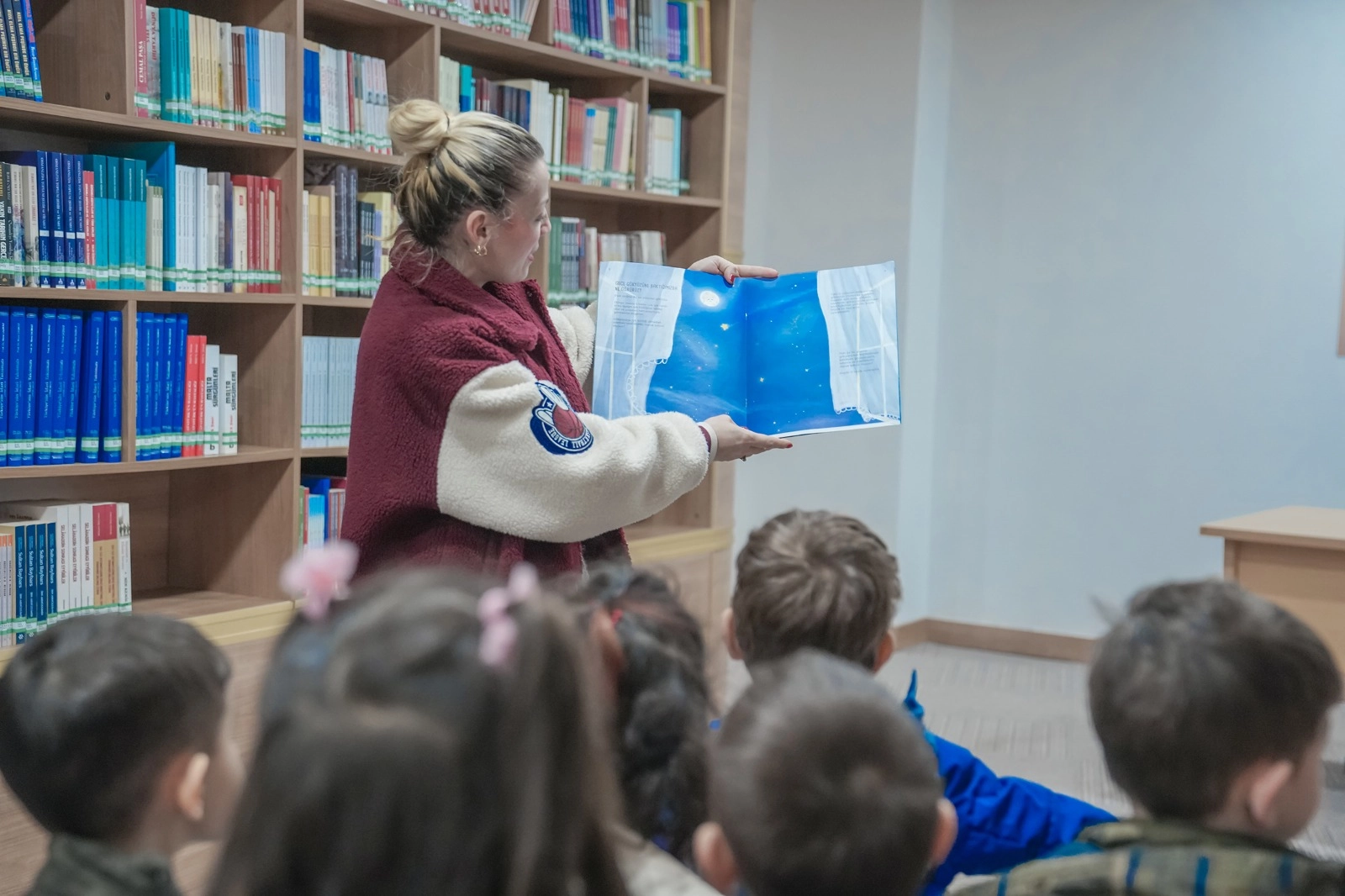 Keçiören'de minik öğrenciler kütüphanede kitapları inceliyor