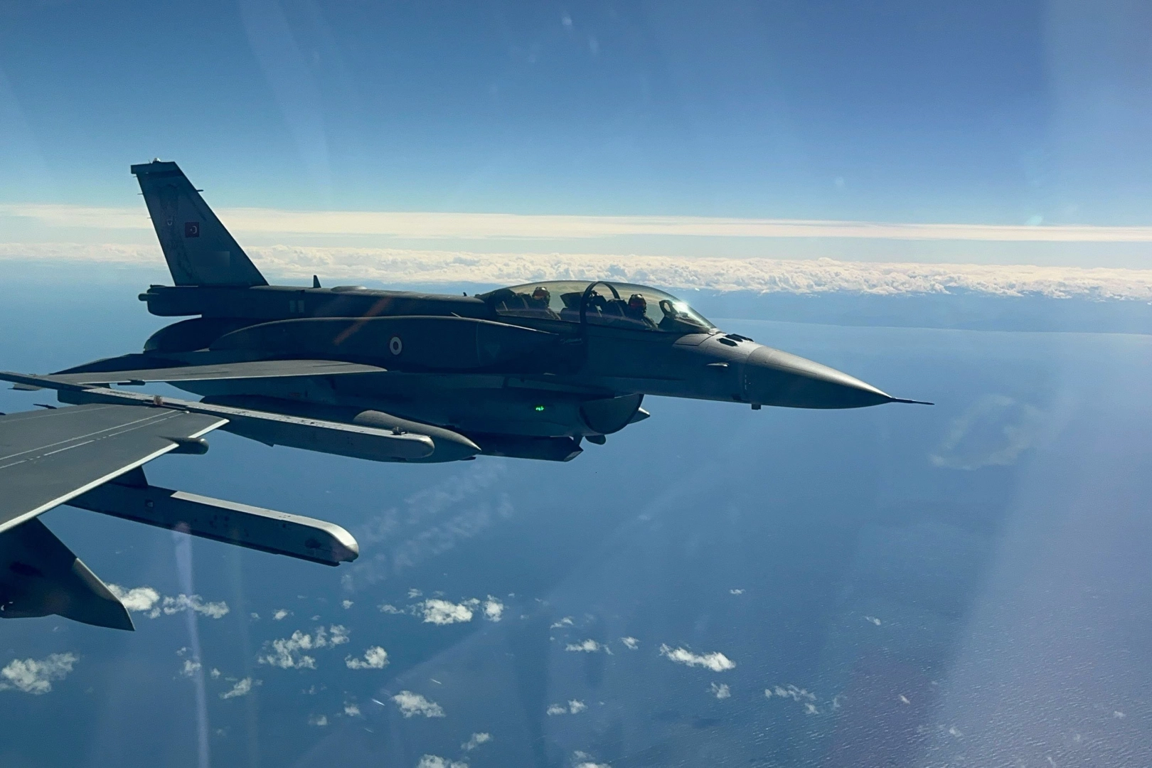 Türk Hava Kuvvetleri savaş uçağı Karadeniz üzerinde eğitim uçuşu yaparken.