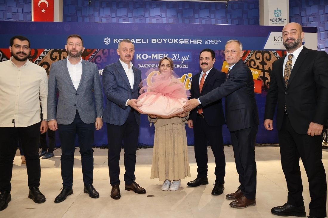 KO-MEK sergisinde kursiyerlerin el emeği ürünleri sergileniyor